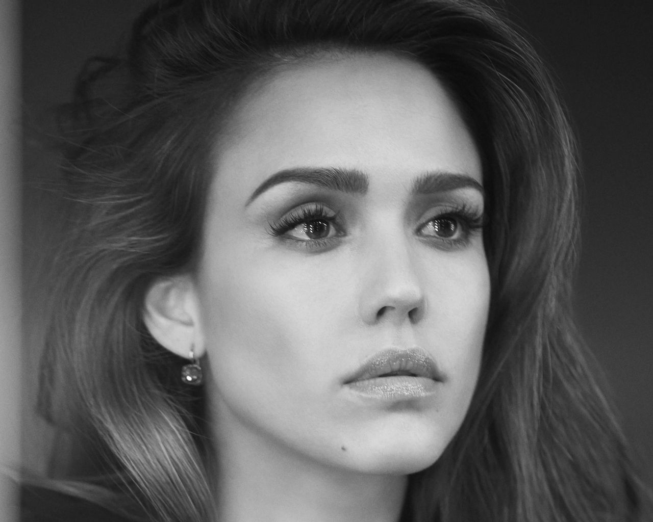 Лицо актрисы Джессики Альбы черно белое фото 