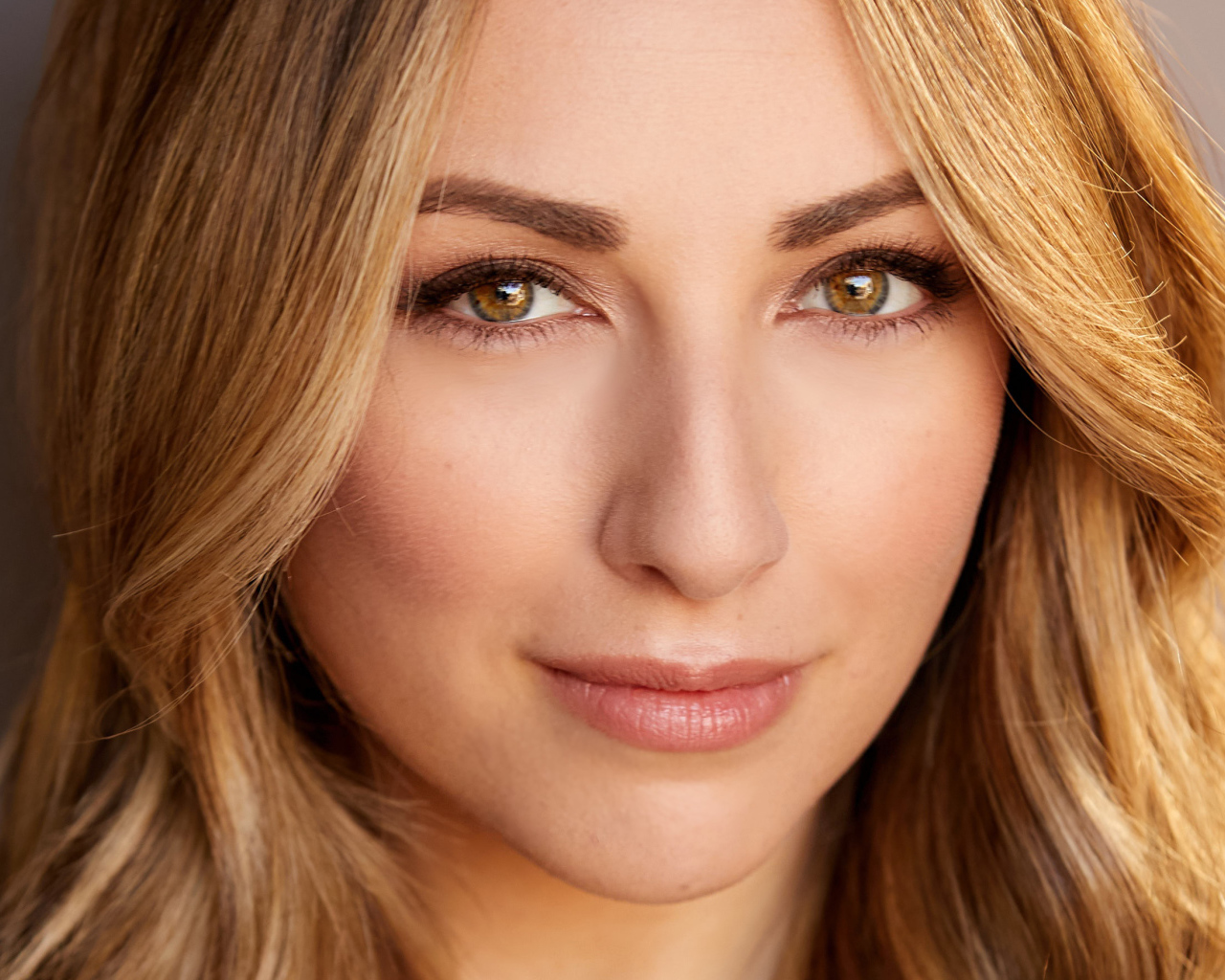 Лицо актрисы Никки Поснер крупным планом