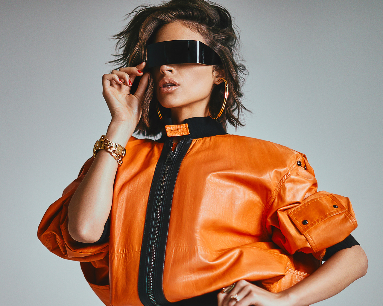 Модная актриса Оливия Калпо в кожаной куртке на сером фоне