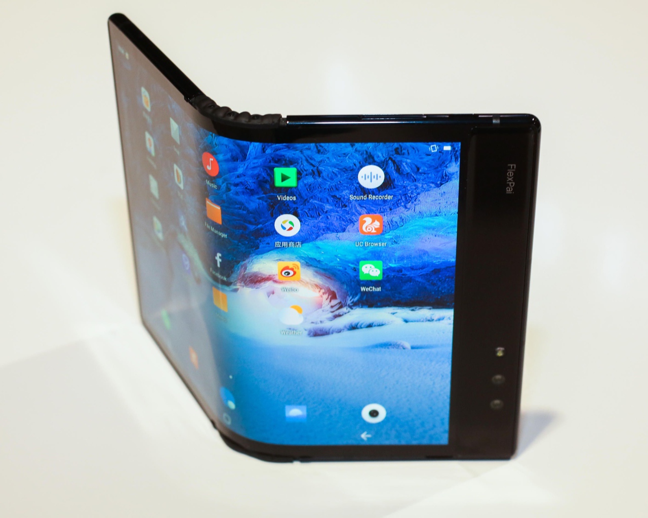 Гибкий смартфон Royole FlexPai на сером фоне, CES 2019