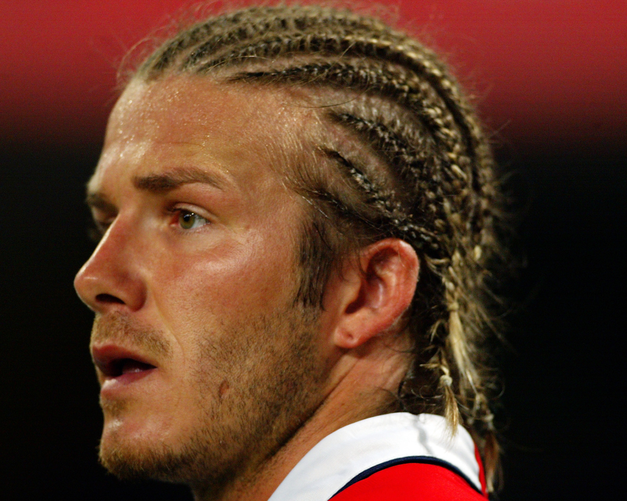 Футболист Дэвид Бекхэм с косичками на голове