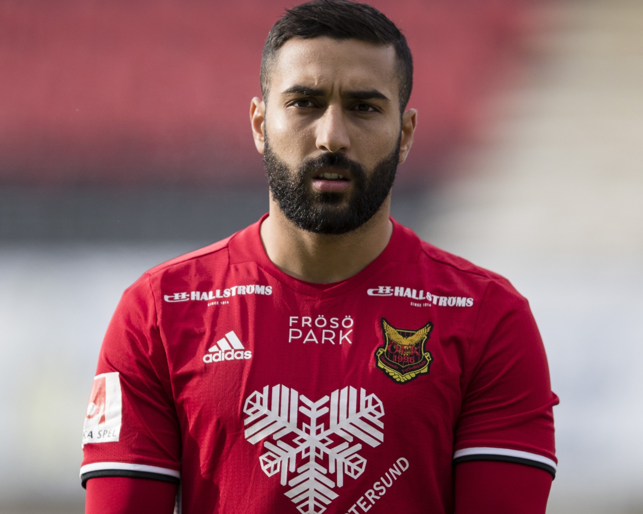 Футболист Саман Годдос в красной форме