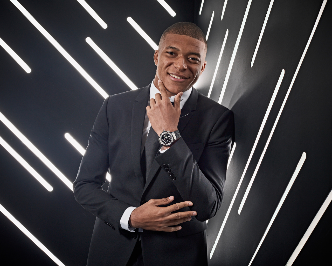 Французский футболист Килиан Мбаппе в костюме