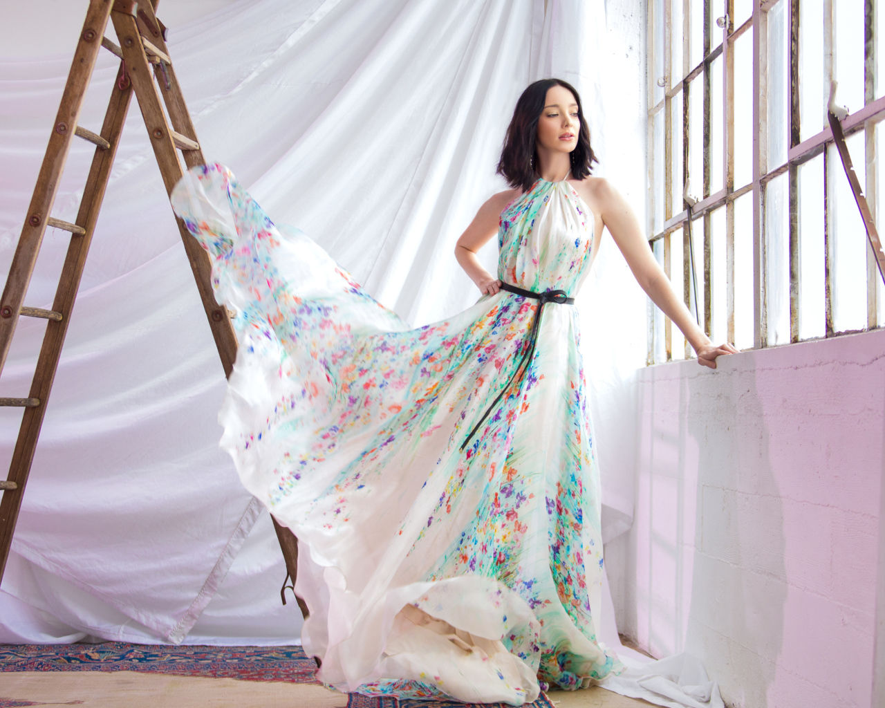 Девушка в красивом платье, актриса Эмма Дюмон у окна