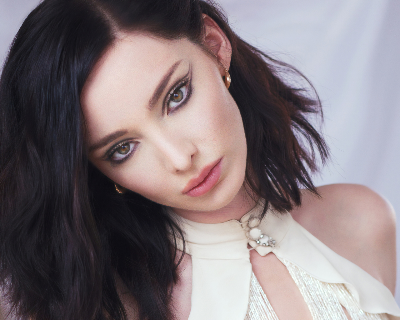 Девушка с красивыми глазами, актриса Эмма Дюмон 