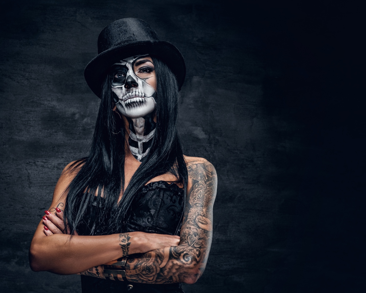 Девушка с гримом на лице с татуировками на руках