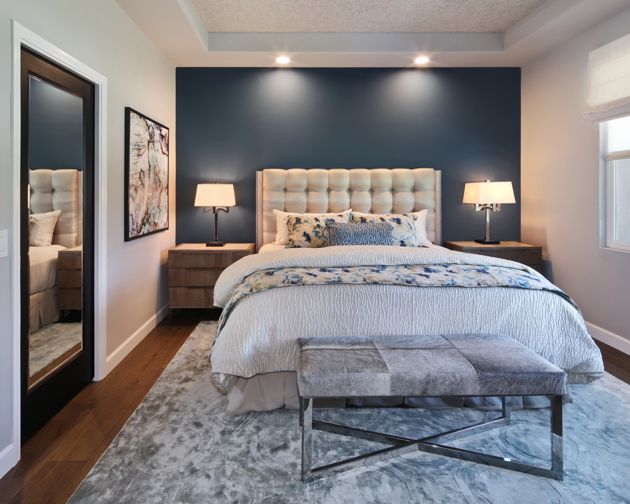 Спальня в серых тонах с большой кроватью