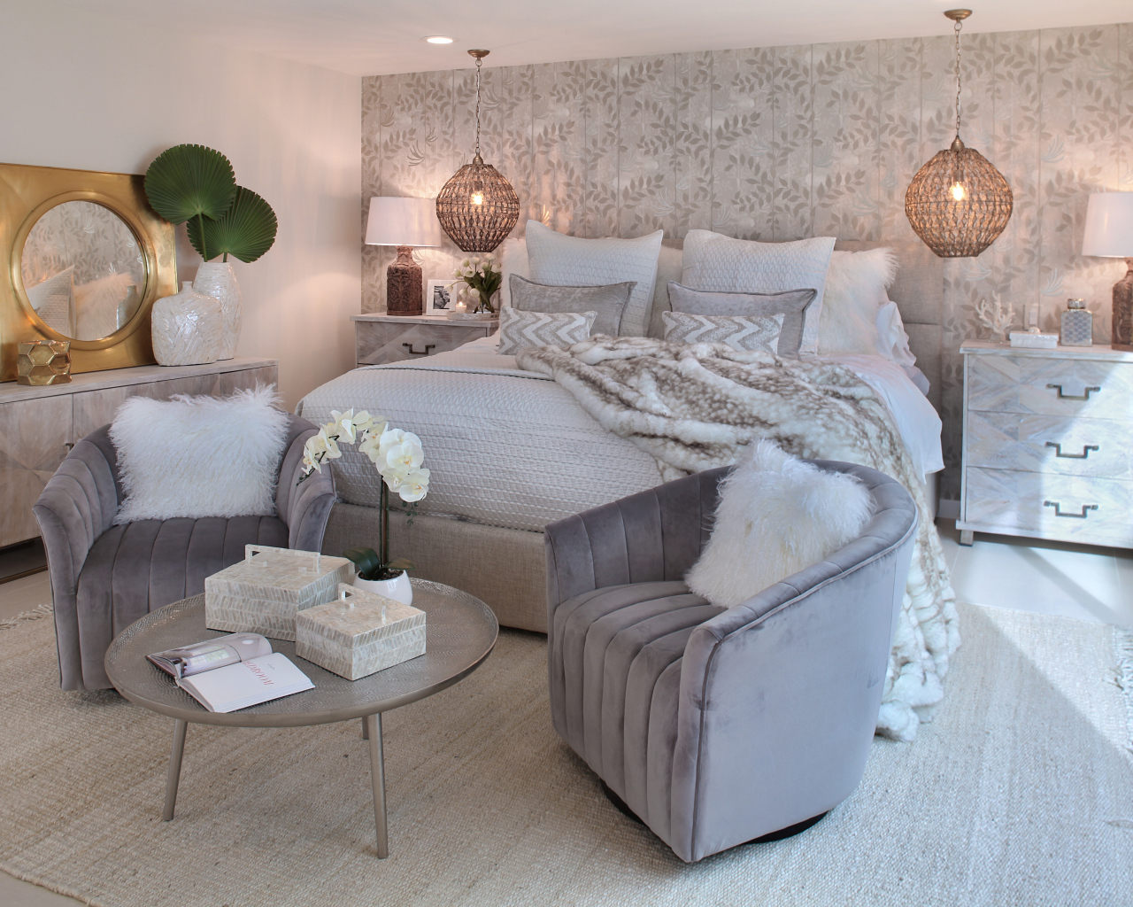 Серая спальня с большой кроватью и креслами