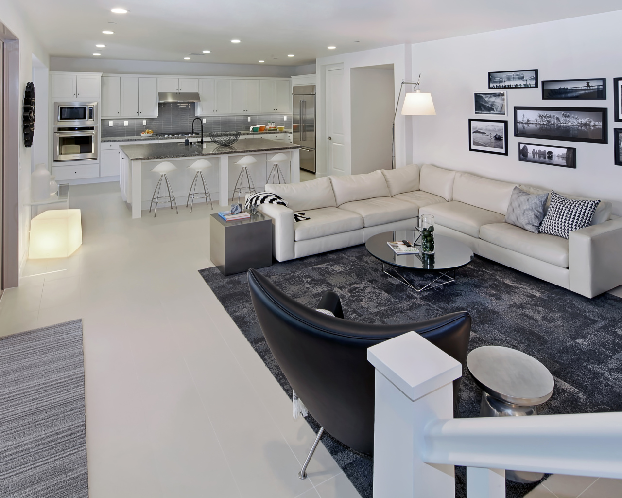 Серая гостиная комната совмещенная с кухней 