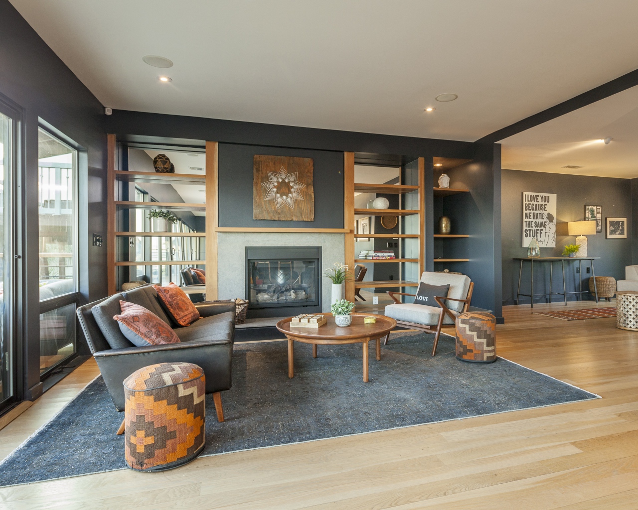 Гостиная комната в серых тонах с большим окном