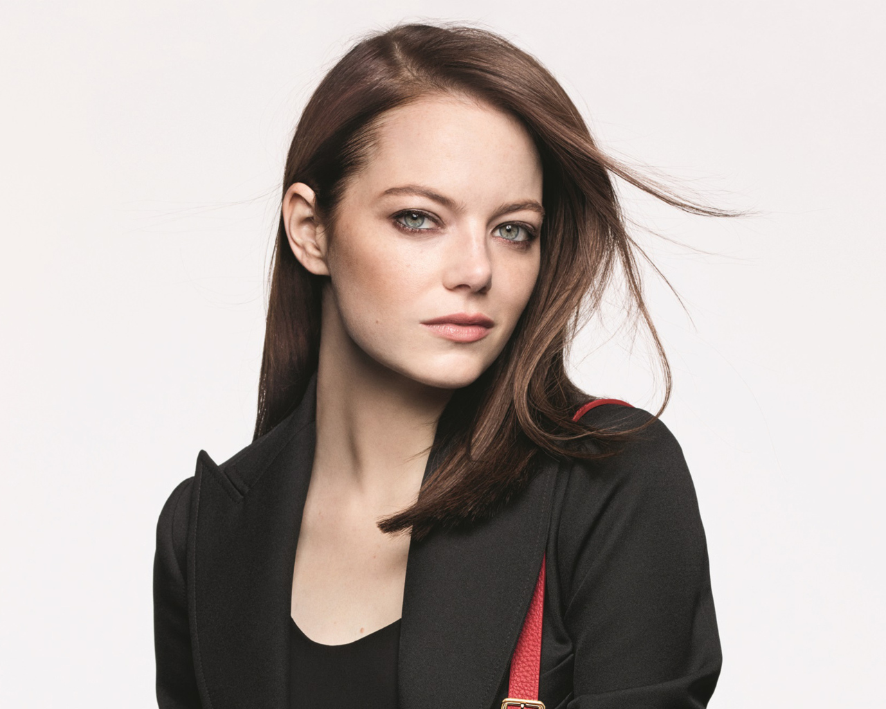 Зеленоглазая девушка, актриса Эмма Стоун на белом фоне