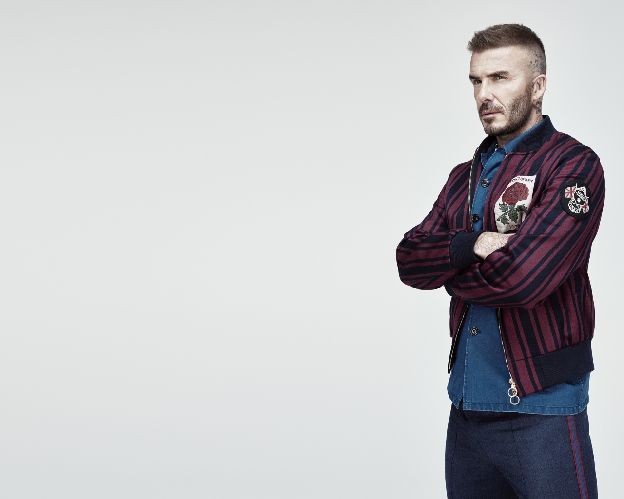 Красивый мужчина, футболист и модель Дэвид Бекхэм на сером фоне