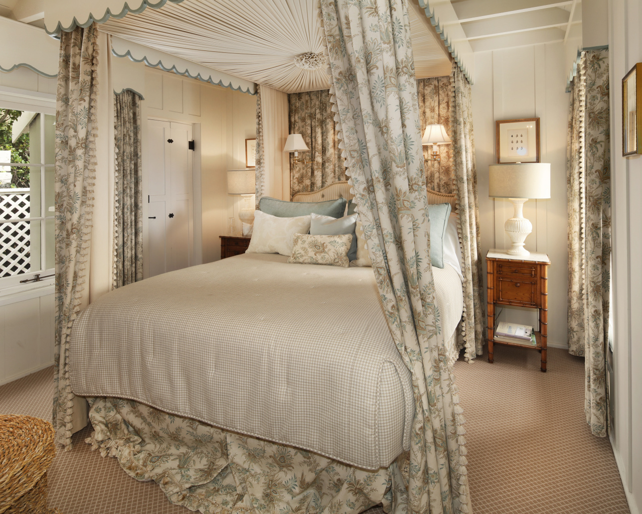 Высокая кровать с занавесками в спальной комнате в пастельных тонах 