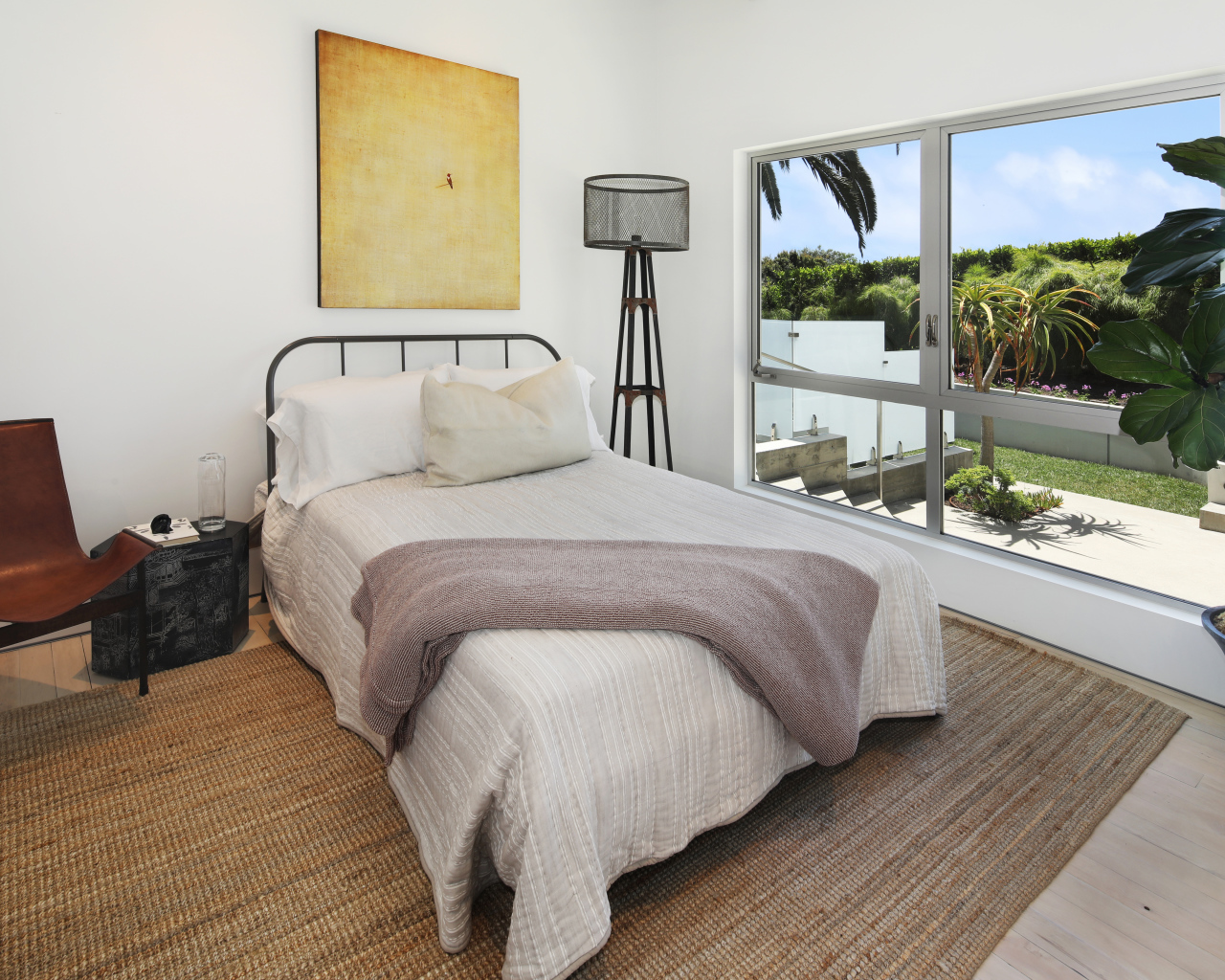 Большая кровать у окна в спальной комнате