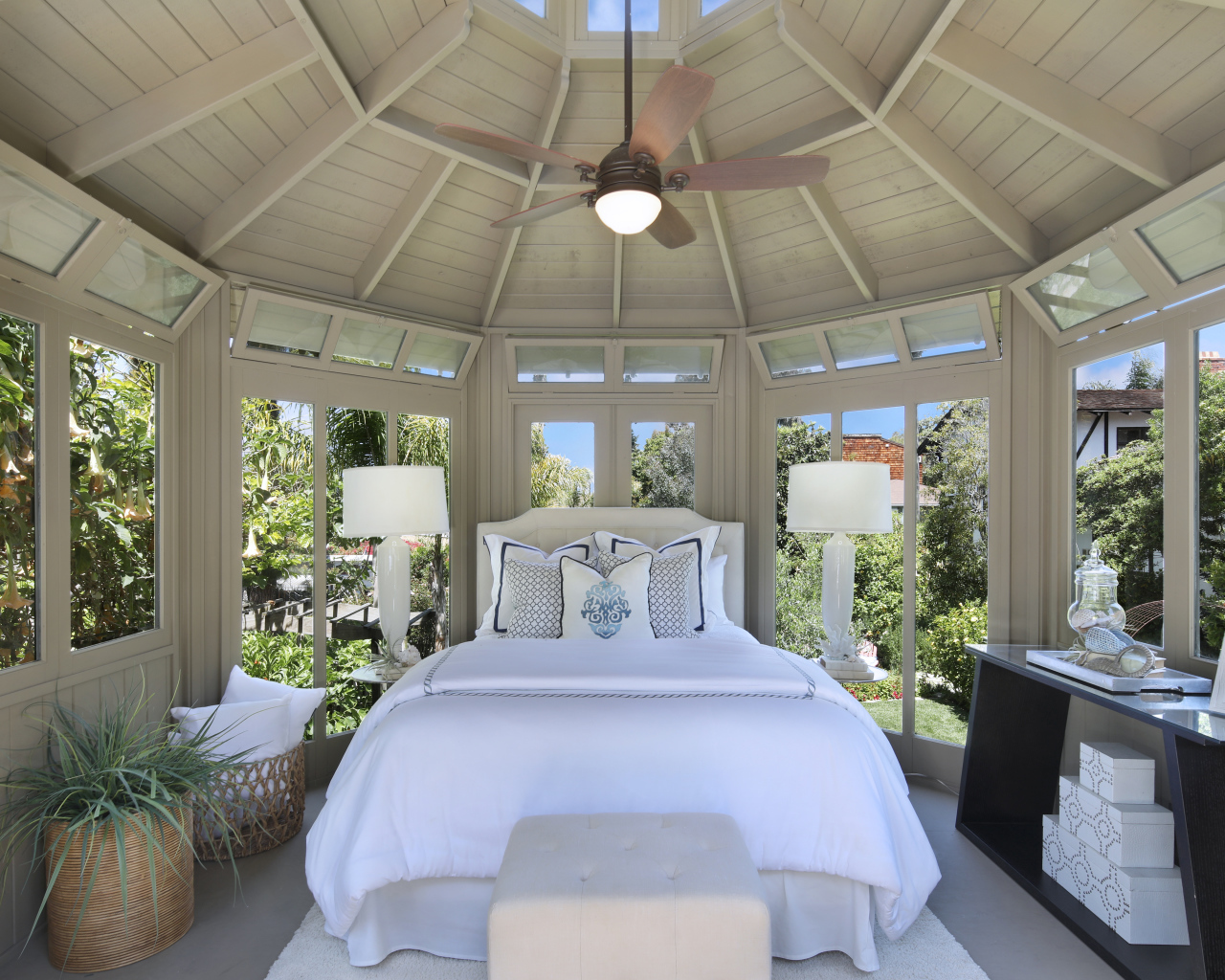 Большая спальная комната с окнами и белой кроватью 