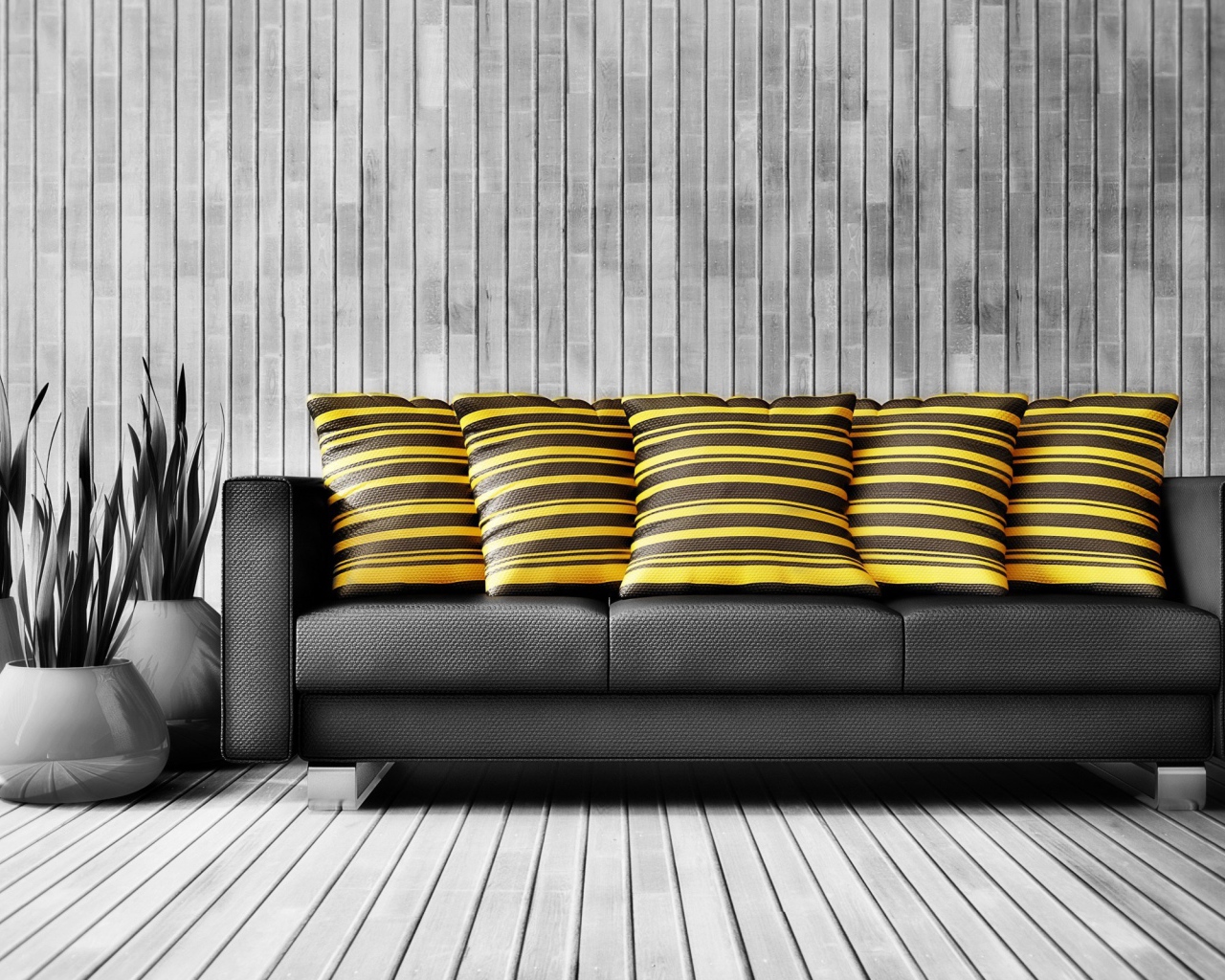 Большой черный кожаный диван с подушками у стены