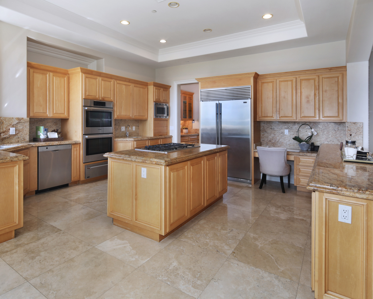 Большая кухня с деревянным интерьером