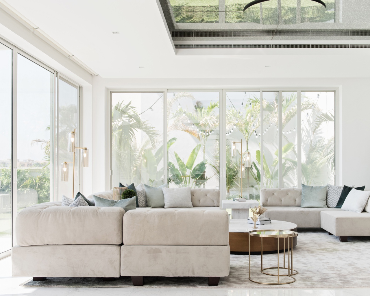 Большая гостиная комната с диваном и большими окнами