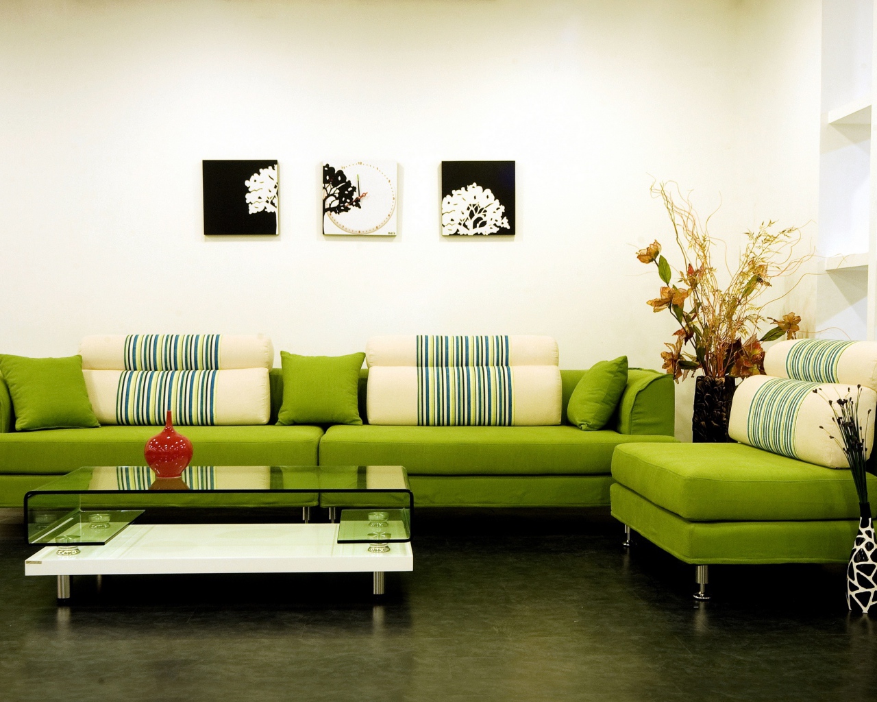 Гостиная комната с большим зеленым диваном 