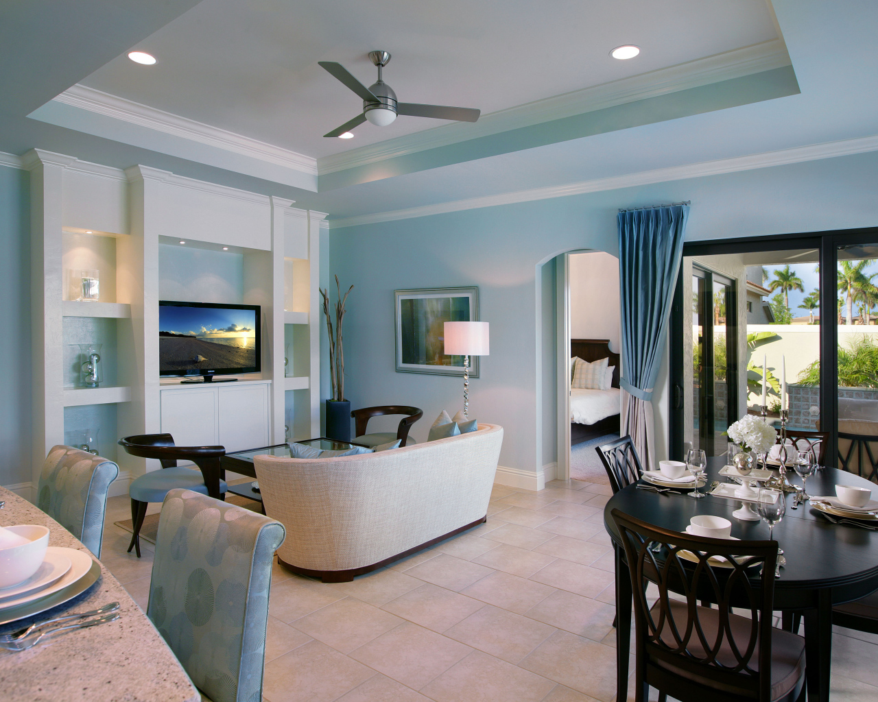 Гостиная комната с кухней у окна 