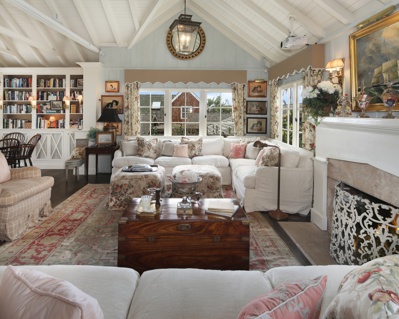 Гостиная комната с диванами и мягким креслом с камином