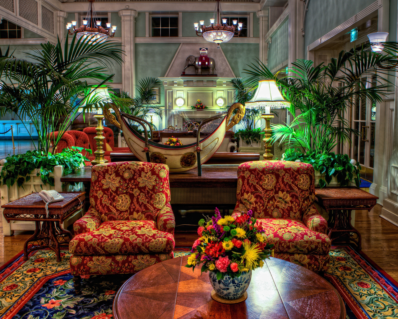 Гостиная комната с винтажной мебелью и пальмами 