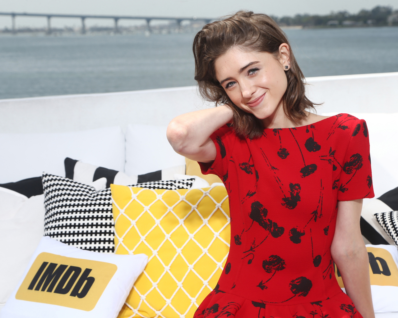 Милая девушка, актриса Наталия Дайер в красном платье