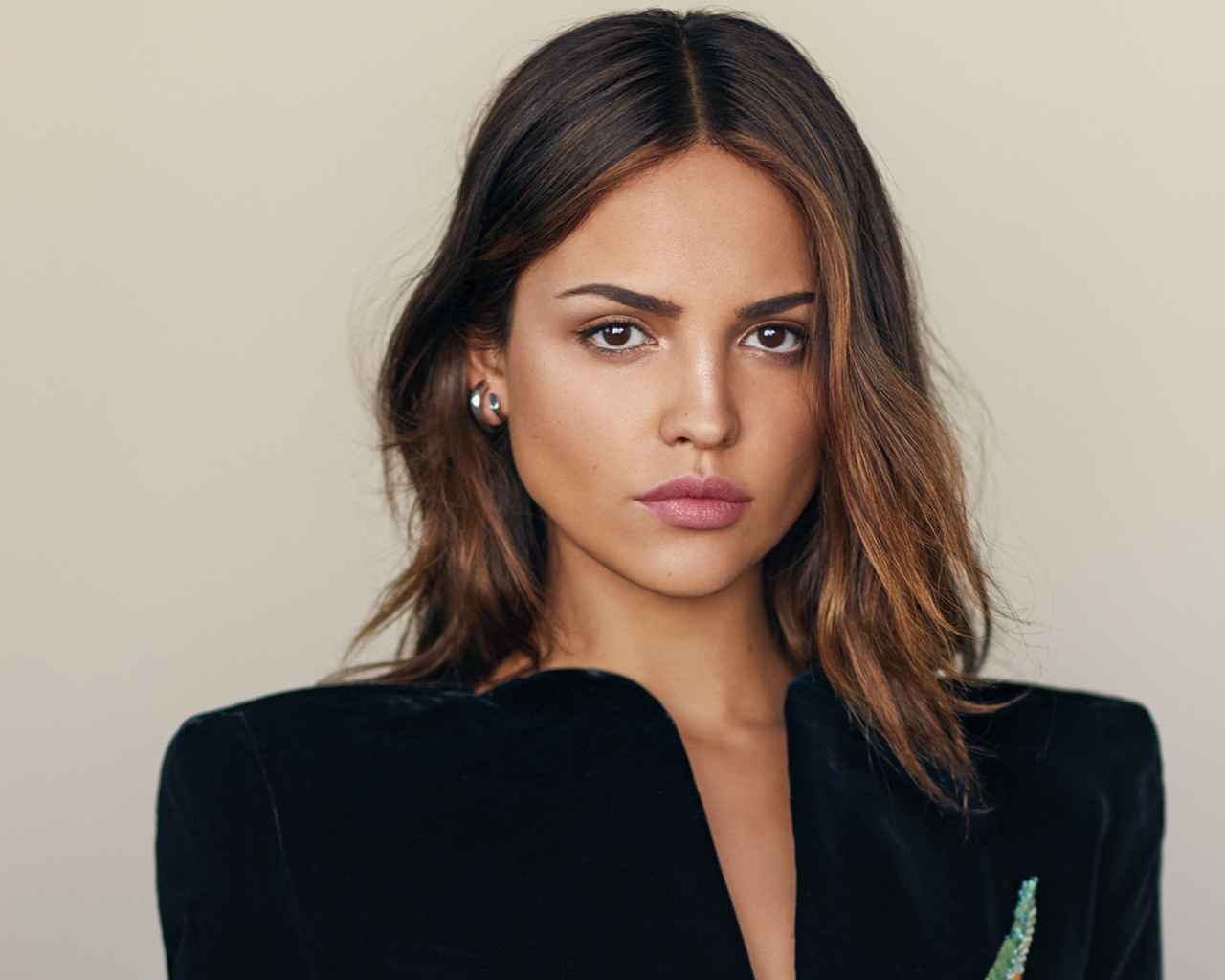 Мексиканская актриса Эйса Гонсалес на сером фоне