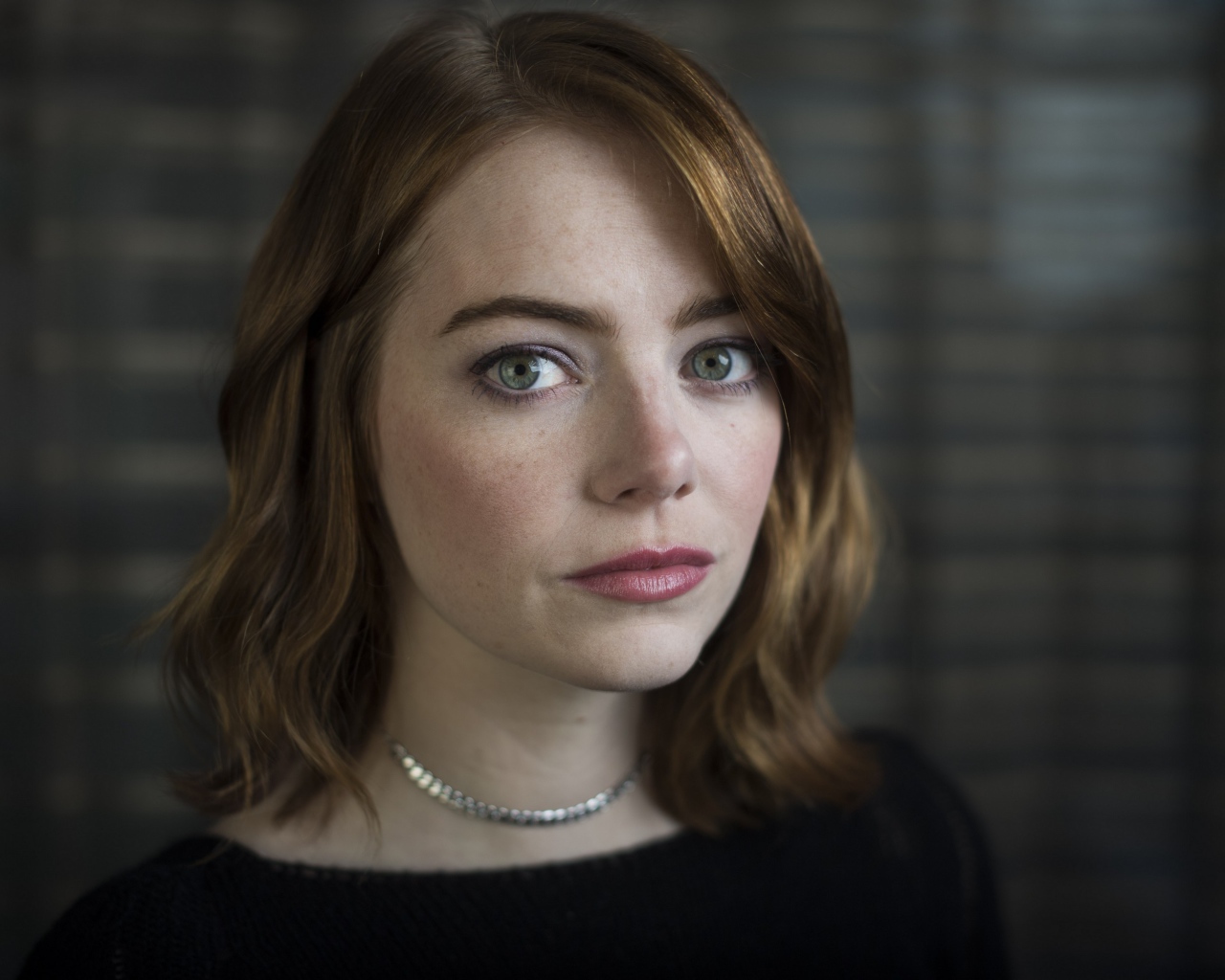 Скромная зеленоглазая девушка, актриса Эмма Стоун 