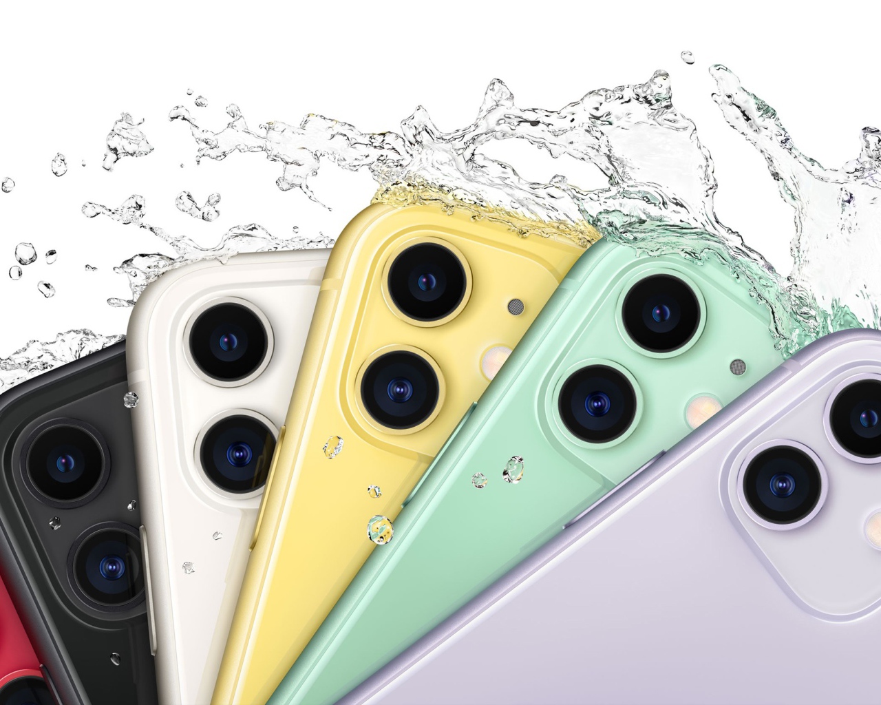 Разноцветные  iPhone 11 на белом фоне в каплях воды