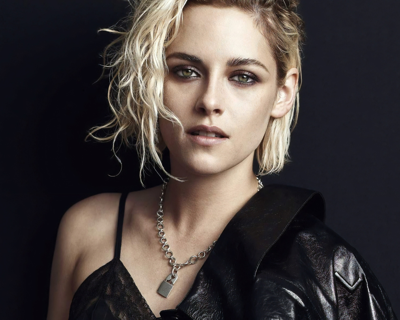 Популярная актриса Кристен Стюарт на сером фоне