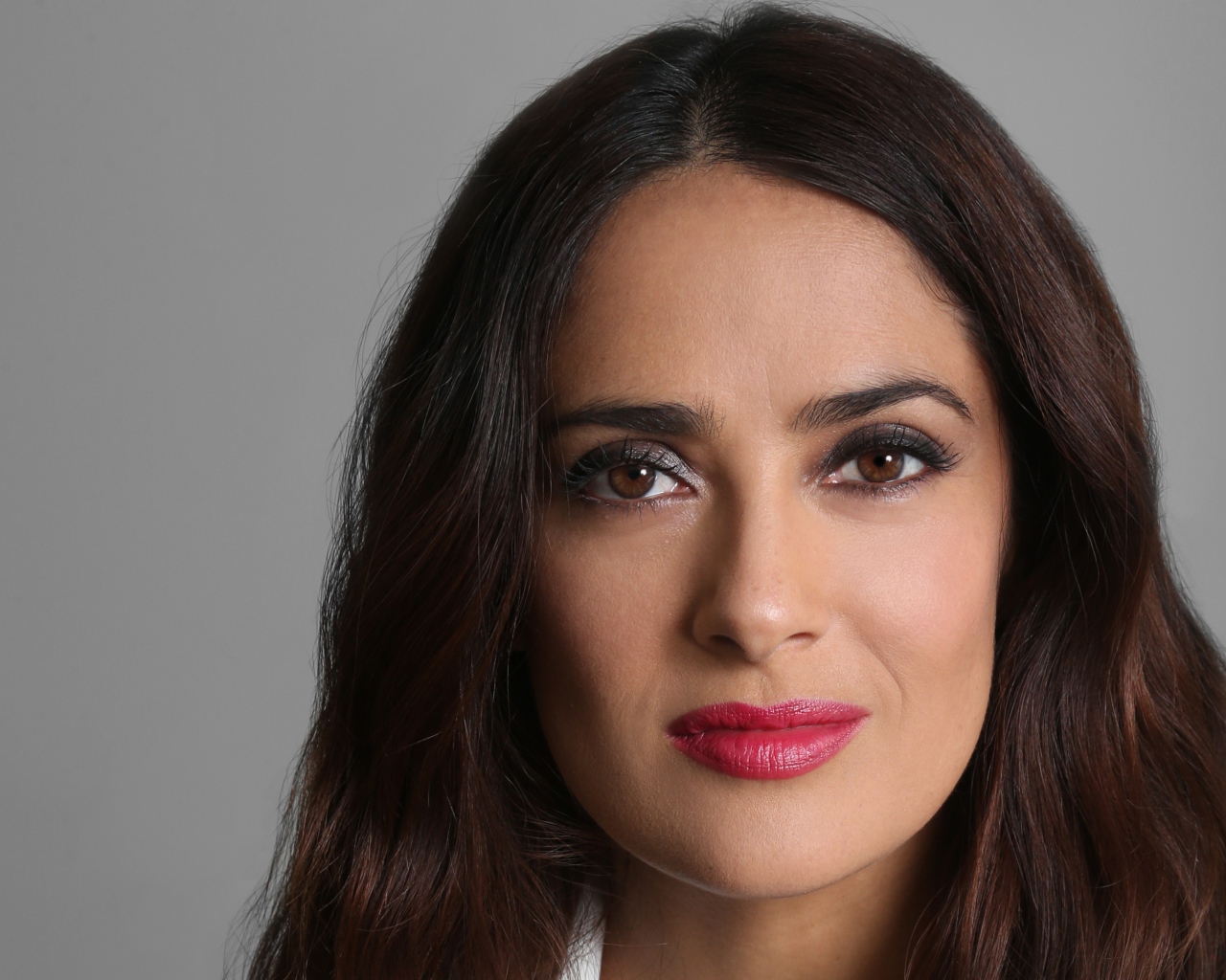 Популярная актриса Сальма Хайек лицо крупным планом