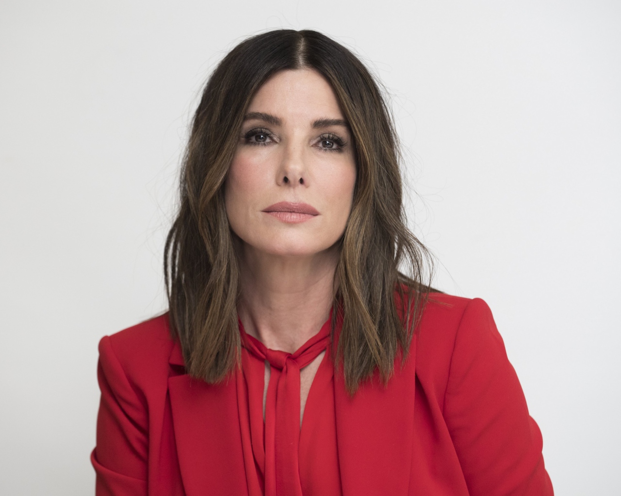 Популярная актриса Сандра Буллок в красном костюме 