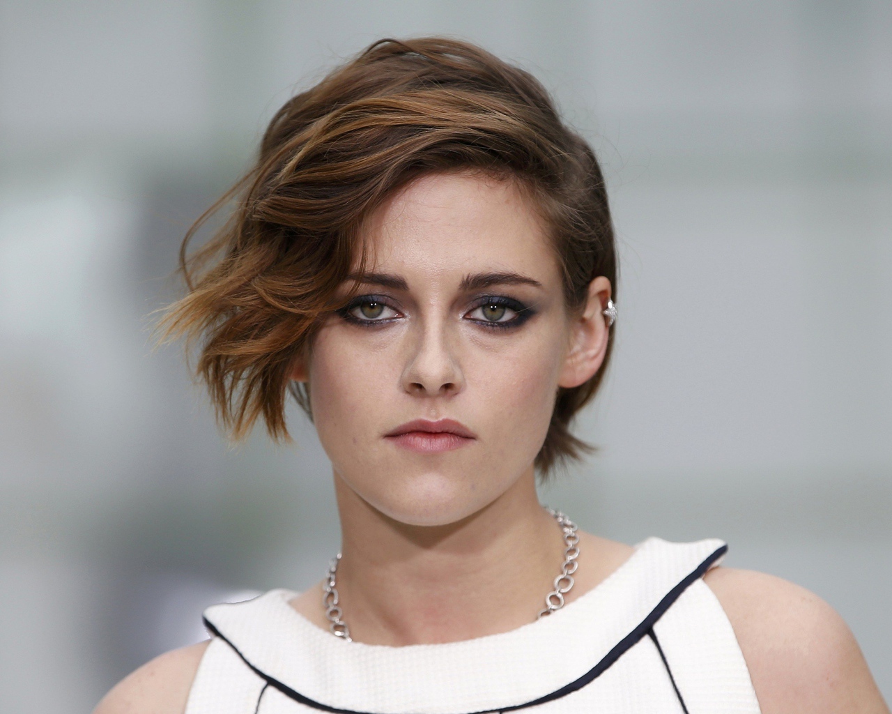 Популярная молодая актриса Кристен Стюарт с короткой стрижкой