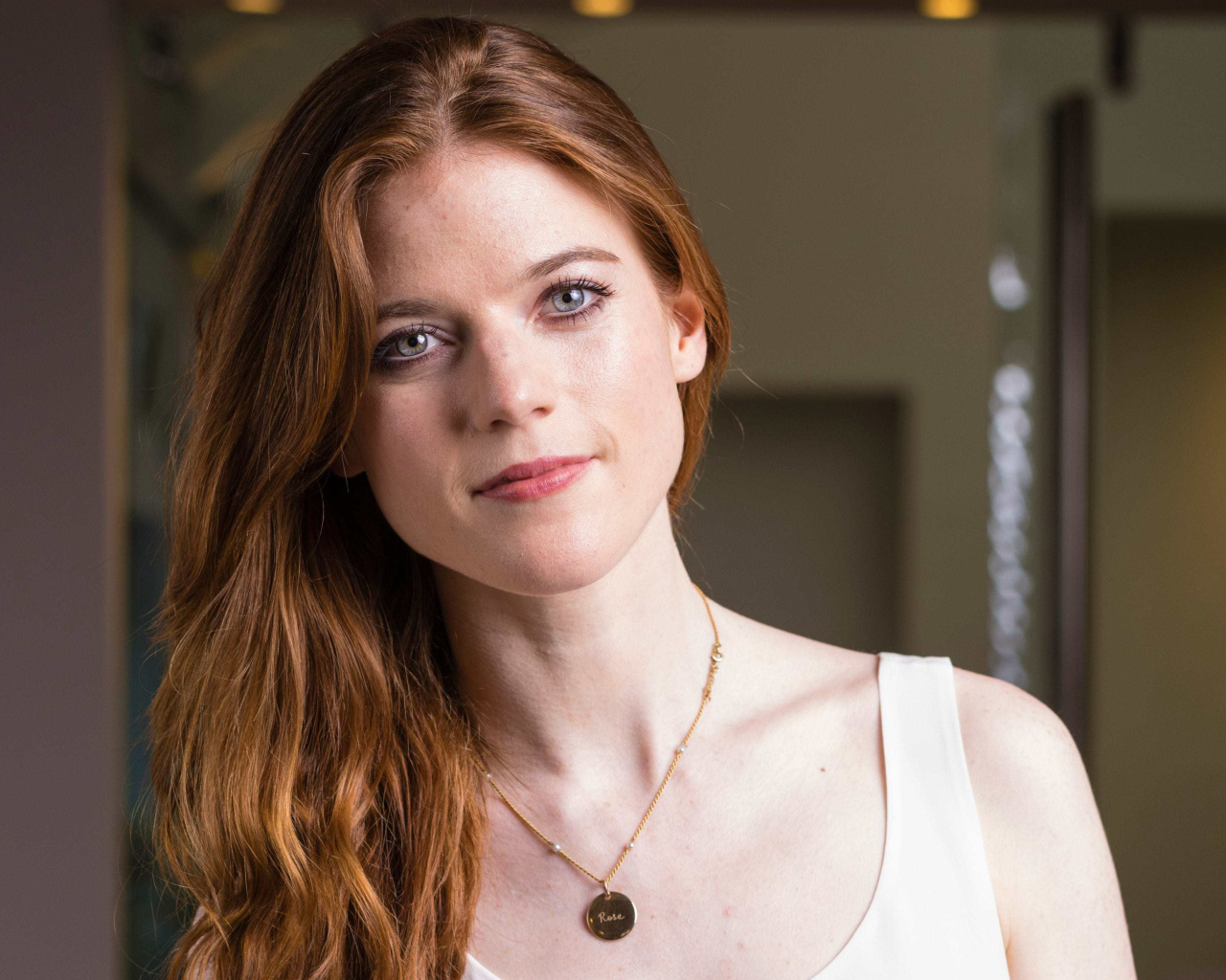 Милая девушка, актриса Роуз Лесли с украшением на шее 