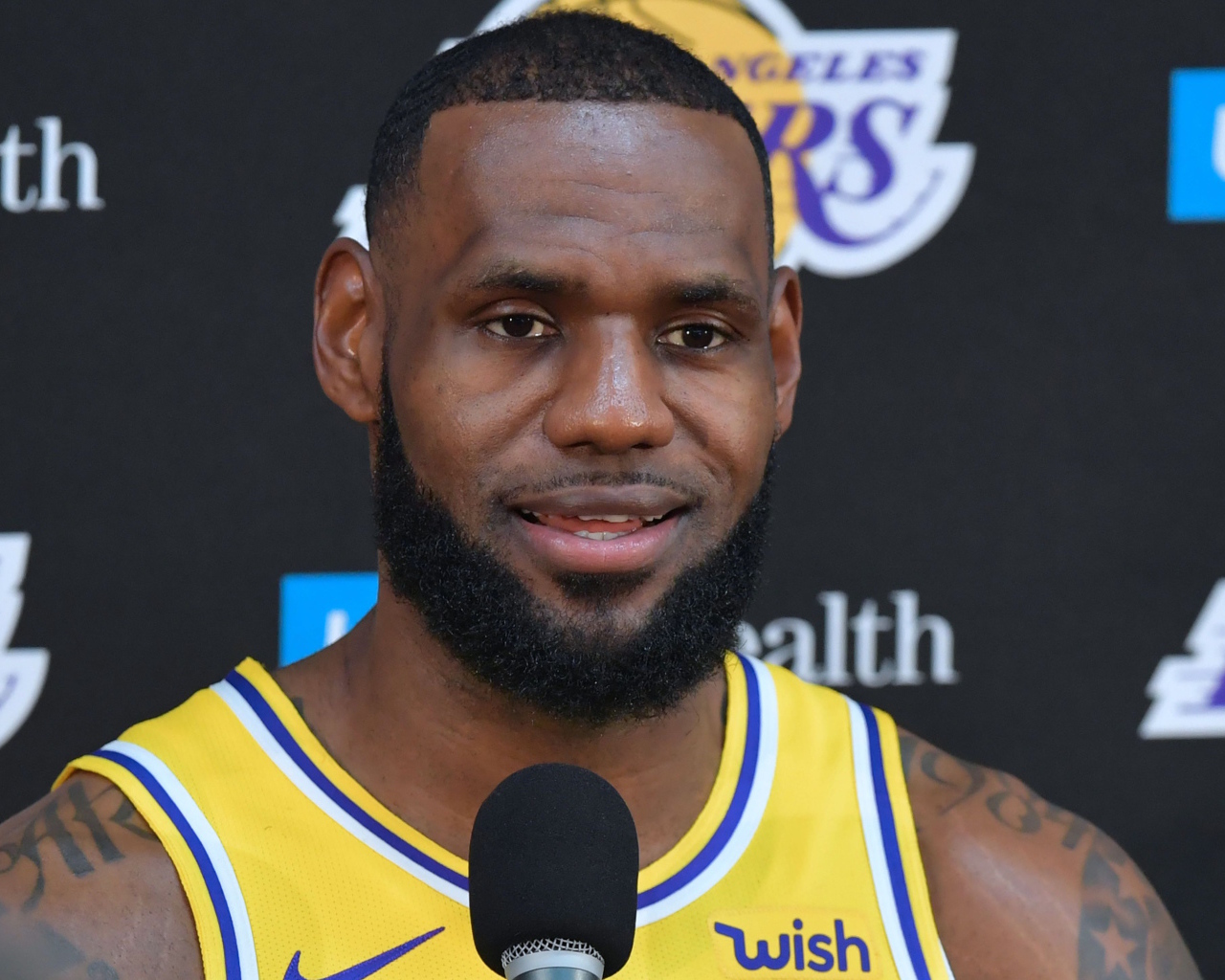 Профессиональный американский баскетболист Леброн Джеймс