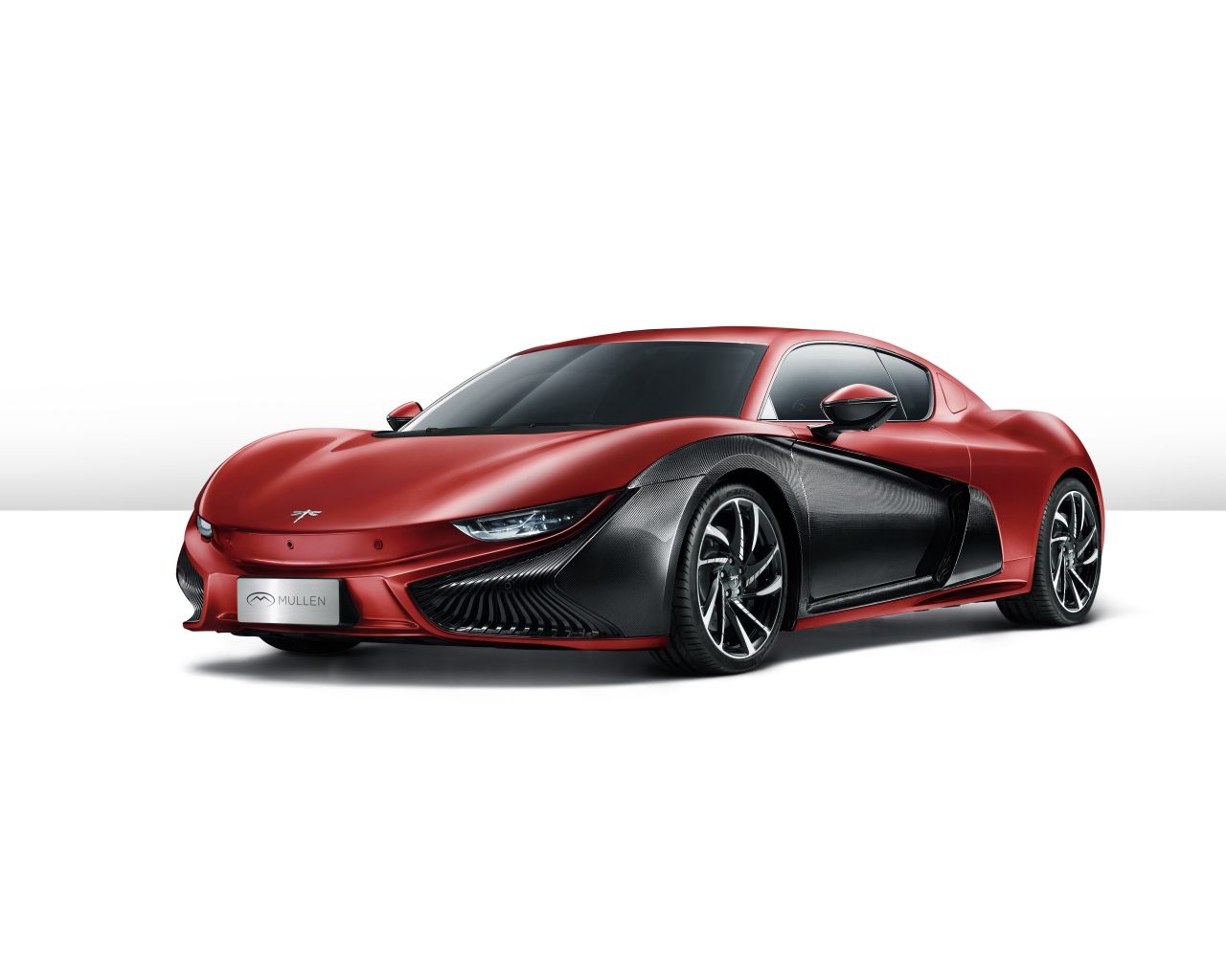 Электрический автомобиль Qiantu K50 на белом фоне