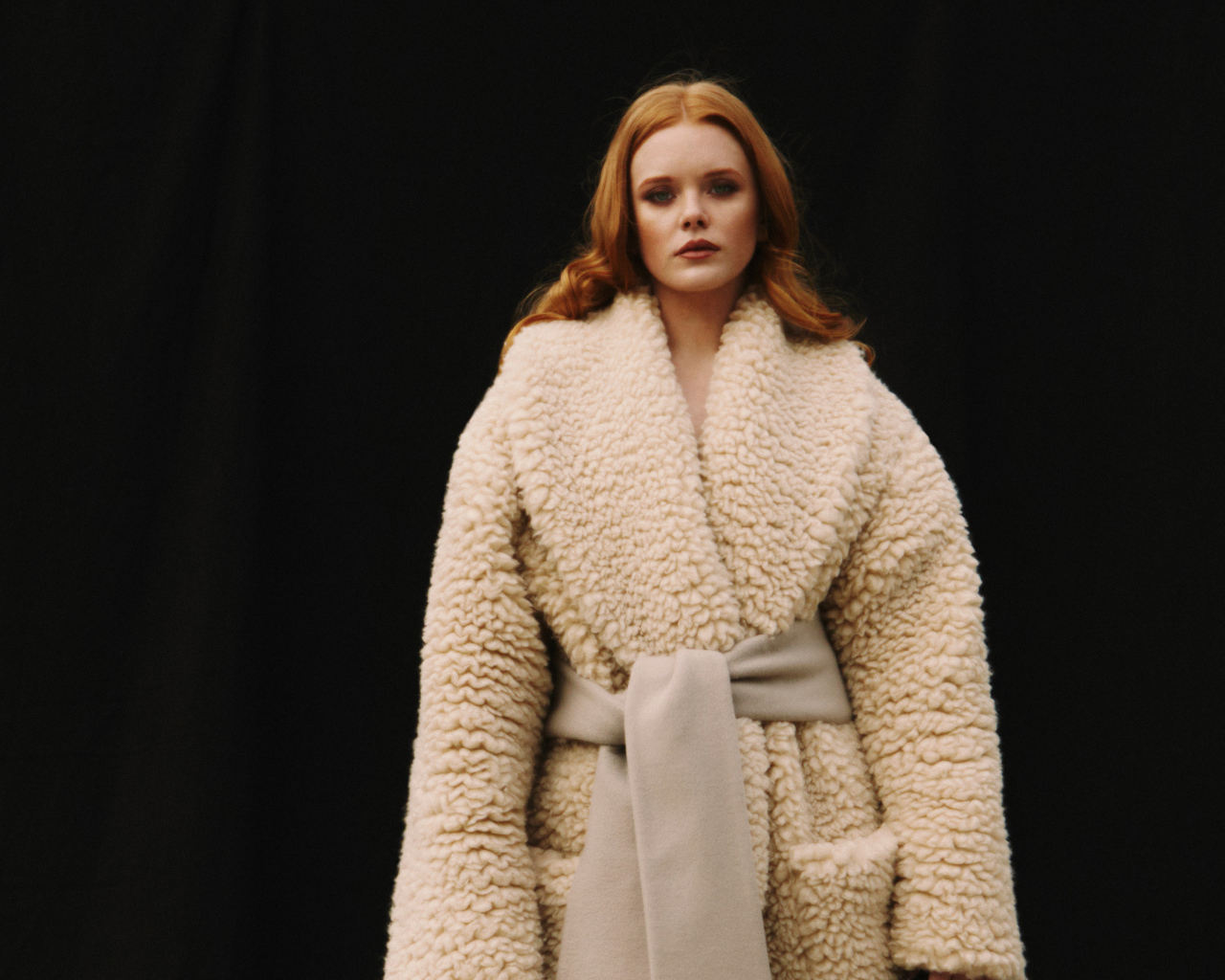 Рыжеволосая актриса Эбигейл Коуэн в шубе