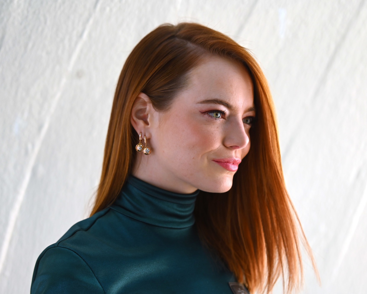 Рыжеволосая актриса Эмма Стоун вид сбоку