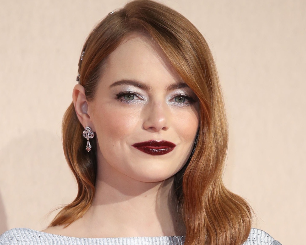 Рыжеволосая актриса Эмма Стоун с ярким макияжем