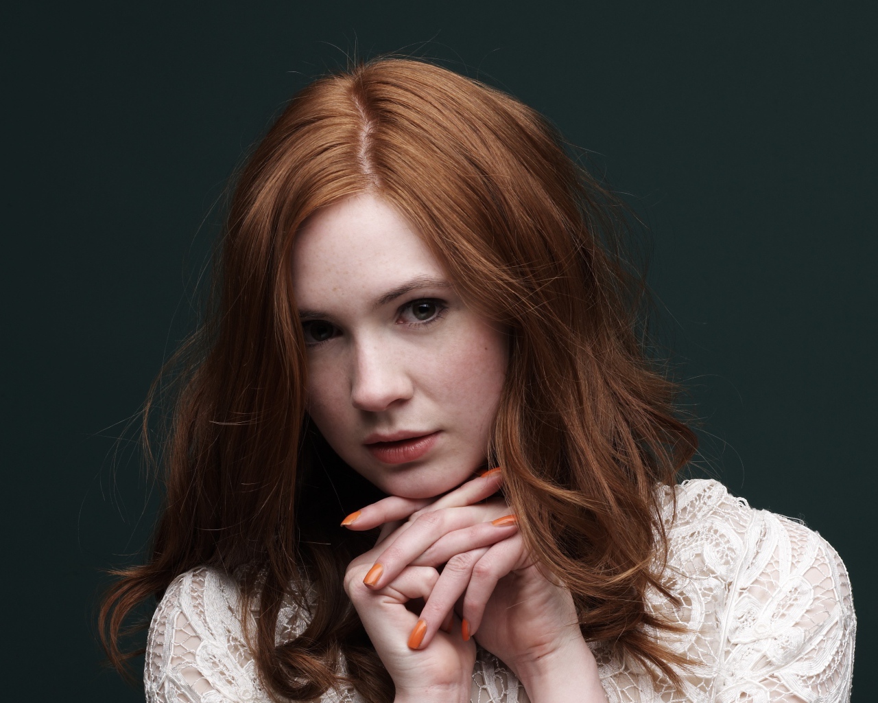 Рыжеволосая актриса Карен Гиллан на сером фоне