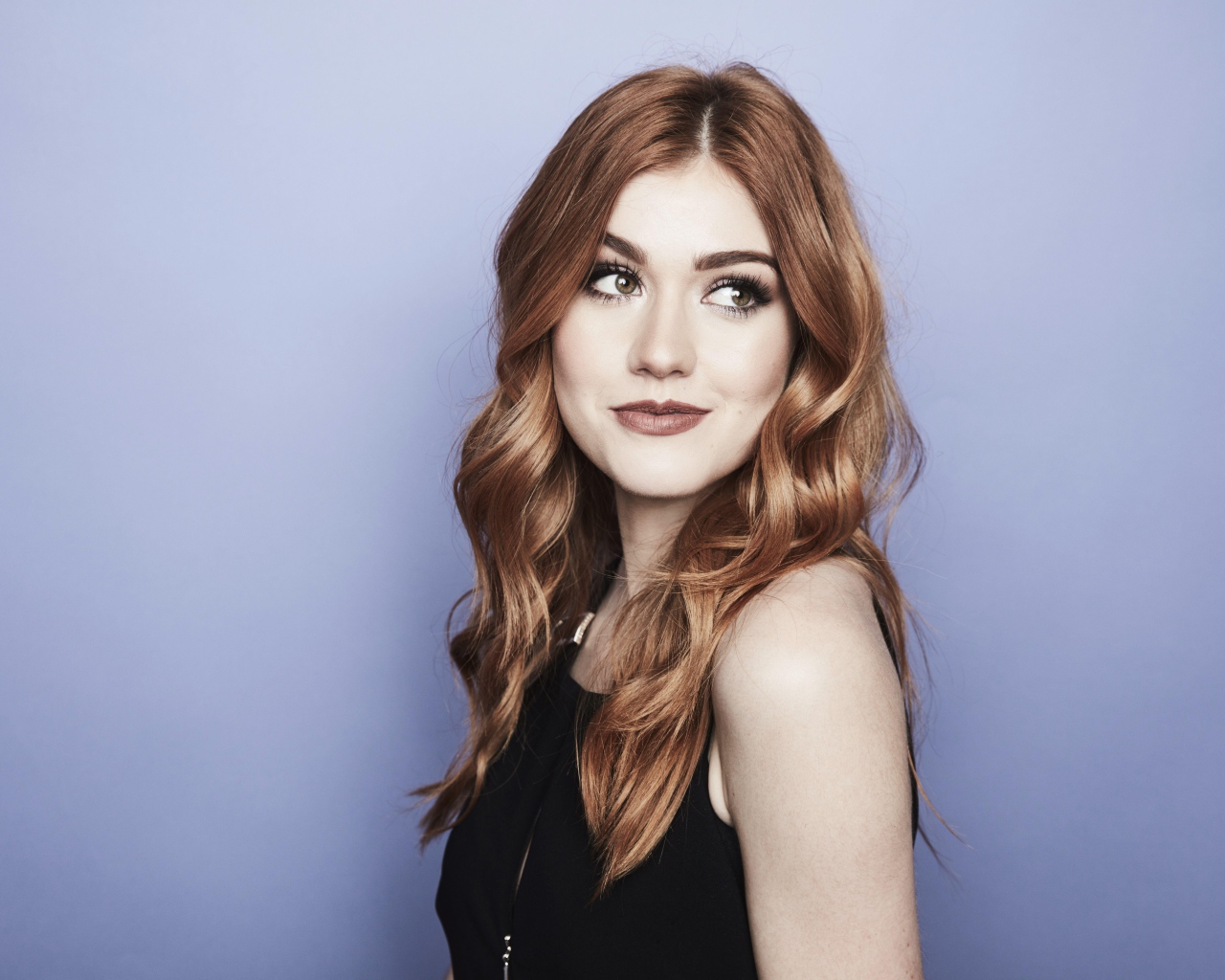 Рыжеволосая актриса Кэтрин Макнамара на сером фоне