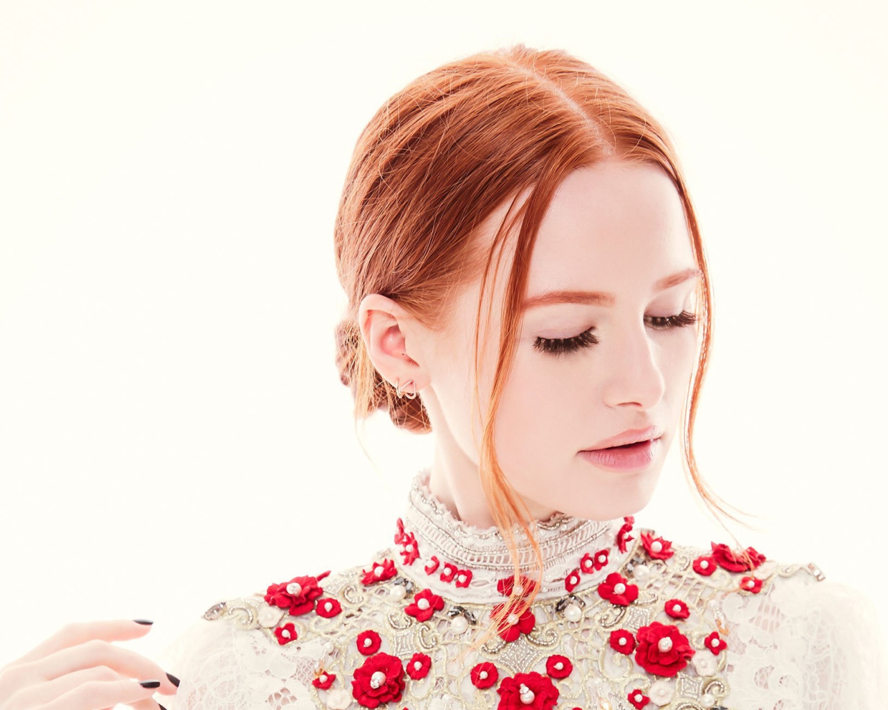 Рыжеволосая актриса Мэделин Петш на белом фоне