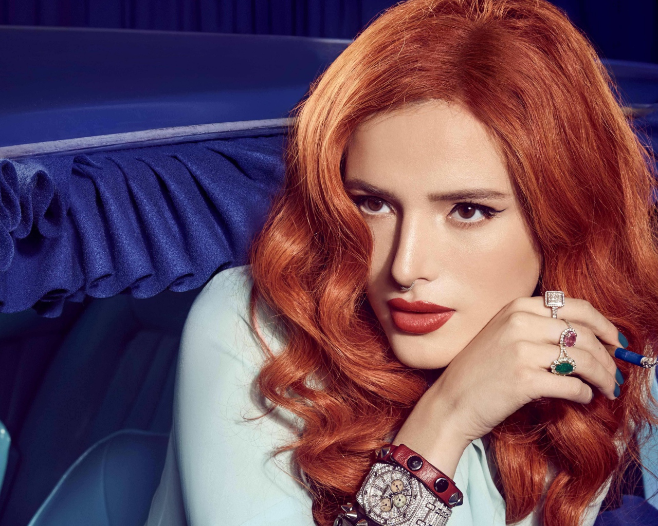 Рыжеволосая девушка, актриса Белла Торн в синем автомобиле