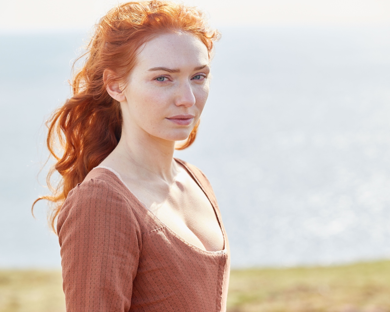 Рыжеволосая девушка, актриса Элеонор Томлинсон