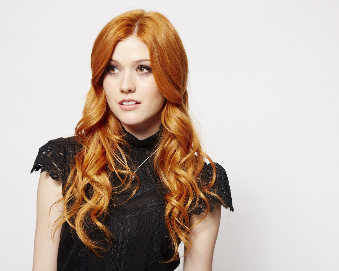 Рыжеволосая девушка, актриса Кэтрин Макнамара на сером фоне