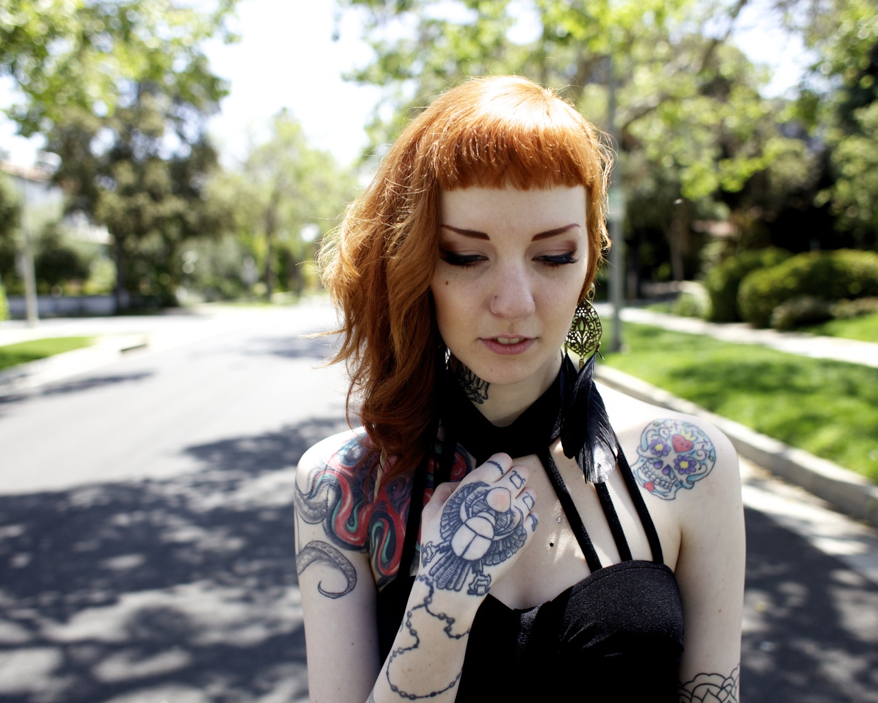 Рыжеволосая девушка неформалка с татуировками на теле