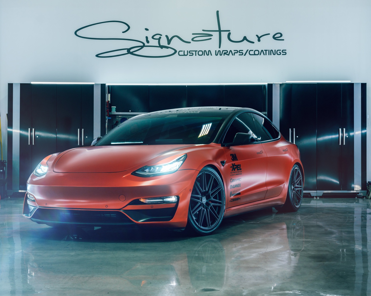 Красный автомобиль Tesla Model 3 в гараже