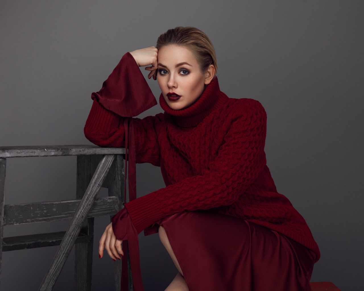 Российская актриса Зоя Бербер в красном свитере