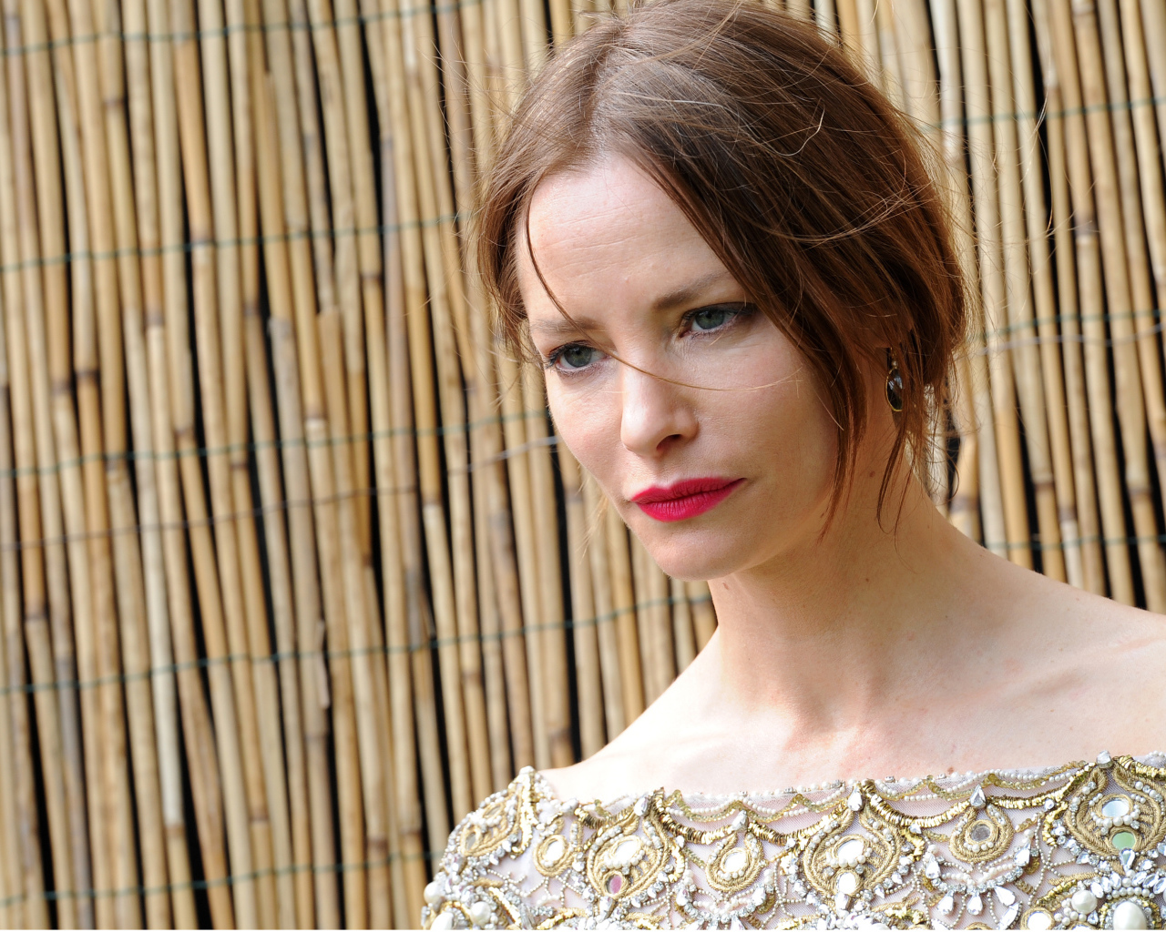 Грустная девушка, актриса Сиенна Гиллори